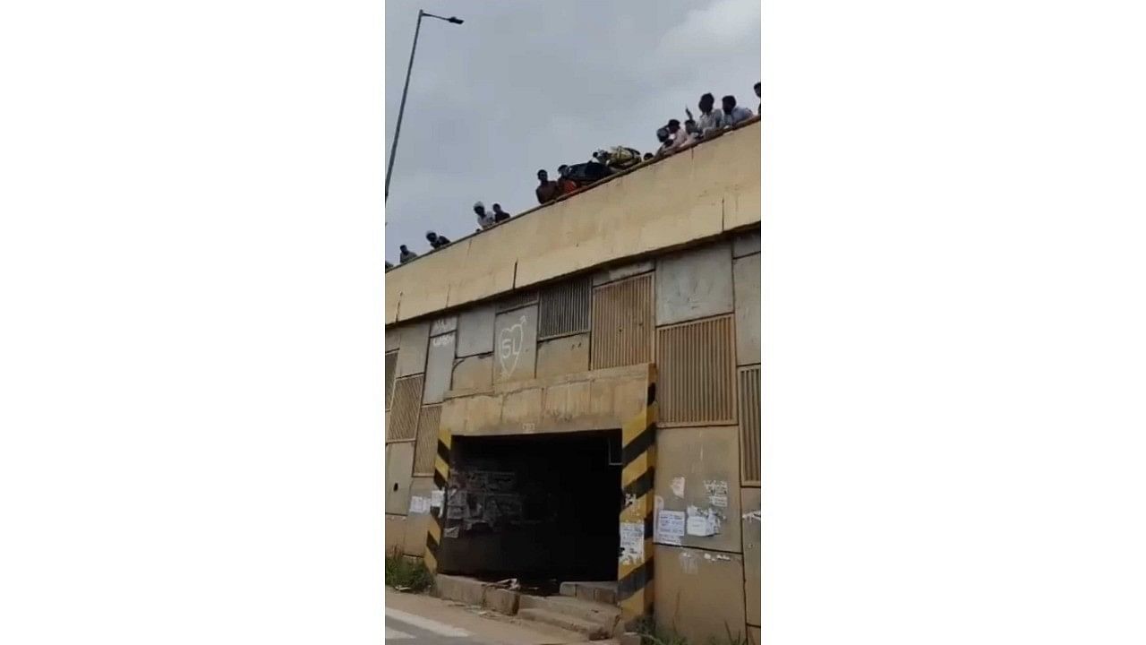 <div class="paragraphs"><p>Angry crowd throw two scooters off a flyover near Bengaluru.</p></div>